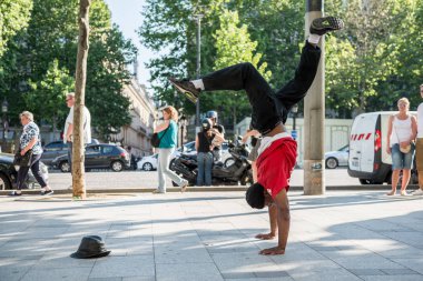 Paris, Fransa - 25 Mayıs, 2012:Modern dansçı olun denge kolları champs elysees, Fransa sokak üzerinde. Kentsel yaşam tarzı. Hip-hop üretimi.