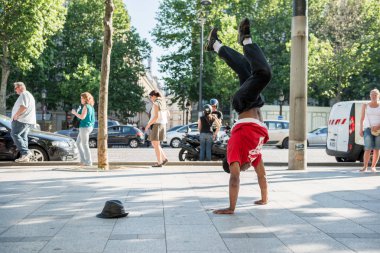 Paris, Fransa - 25 Mayıs, 2012:Modern dansçı olun denge kolları champs elysees, Fransa sokak üzerinde. Kentsel yaşam tarzı. Hip-hop üretimi.