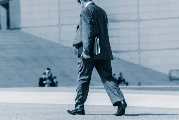 La defense, Frankrijk-02 mei 2007: achteraanzicht van zakenman walki — Stockfoto