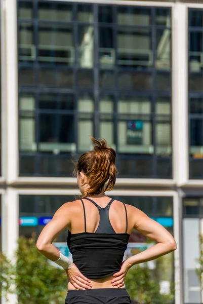 La defense, France- May 02, 2007:Back view on woman dancer on the street. Urban lifestyle. Hip-hop generation. — Stock Photo, Image