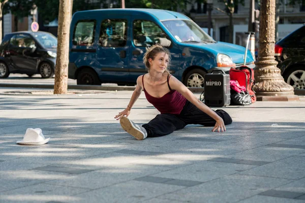 París, Francia- Mayo 25, 2012: Bailarina moderna hace las divisiones en el s — Foto de Stock