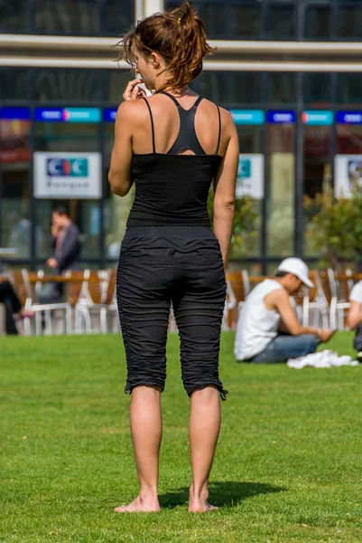 La defense, França- 02 de maio de 2007: Back view on woman dancer on the street. Estilo de vida urbano. Geração de hip-hop . — Fotografia de Stock