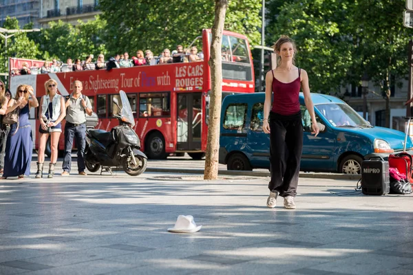 París, Francia- Mayo 25, 2012: Bailarina moderna bailando en la calle de los campeones Elíseos, Francia. Estilo de vida urbano. Generación de hip-hop . — Foto de Stock