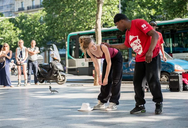 París, Francia- Mayo 25, 2012: Bailarines modernos bailando en la calle de los campeones elysees, francia. Estilo de vida urbano. Generación de hip-hop . — Foto de Stock