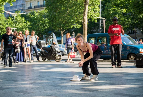 París, Francia- Mayo 25, 2012: Bailarina moderna bailando en la calle de los campeones Elíseos, Francia. Estilo de vida urbano. Generación de hip-hop . — Foto de Stock