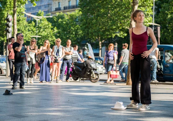 París, Francia- Mayo 25, 2012: Bailarina moderna bailando en la calle de los campeones Elíseos, Francia. Estilo de vida urbano. Generación de hip-hop . — Foto de Stock