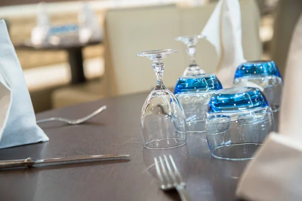 Mesa de banquete ambientada en el concepto de diseño interior del