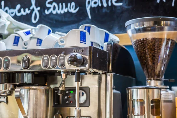 La defense, Frankrijk - 17 juli 2016: binnen uitzicht op percolator en koffiemolen van grote traditioneel Frans restaurant in la defense stad, de grootste business center in Frankrijk in de buurt van Parijs. — Stockfoto