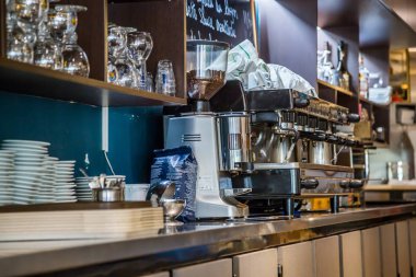 La savunma, Fransa - 17 Temmuz 2016: Draft beer musluklar la savunma şehirde büyük geleneksel bir Fransız restoranı, Fransa Paris yakınlarındaki en büyük iş merkezi.