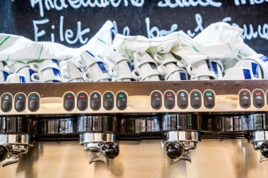 La savunma, Fransa - 17 Temmuz 2016: büyük geleneksel Fransız restoranı la savunma City süzücü görünümü içinde en büyük iş merkezi Fransa Paris yakınlarında.