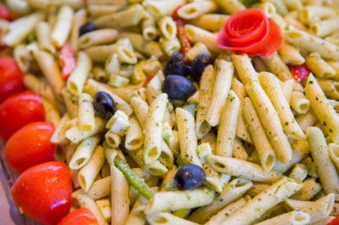 sebze ve penne makarna salatası yaptı
