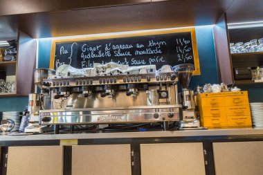 La savunma, Fransa - 17 Temmuz 2016: büyük geleneksel Fransız restoranı la savunma City sayaç üzerinde görünümü içinde en büyük iş merkezi Fransa Paris yakınlarında.