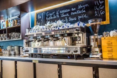La savunma, Fransa - 17 Temmuz 2016: büyük geleneksel Fransız restoranı la savunma City süzücü görünümü içinde en büyük iş merkezi Fransa Paris yakınlarında.
