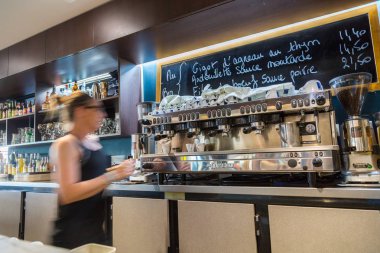 La savunma, Fransa - 17 Temmuz 2016: bulanık barmen büyük geleneksel Fransız restoranı la savunma City, en büyük iş merkezi Fransa Paris yakınlarında.