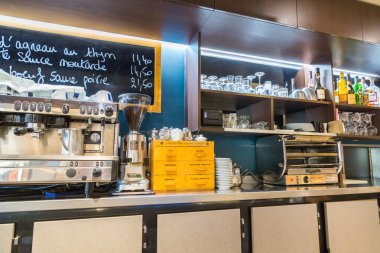 La savunma, Fransa - 17 Temmuz 2016: büyük geleneksel Fransız restoranı la savunma City sayaç üzerinde görünümü içinde en büyük iş merkezi Fransa Paris yakınlarında.