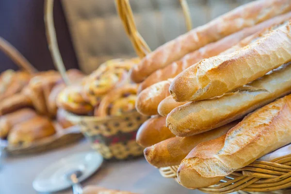 Baguettes franceses en buffet tradicional — Foto de Stock