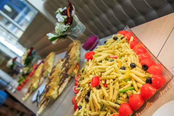 Salada de macarrão feita de penne e legumes — Fotografia de Stock