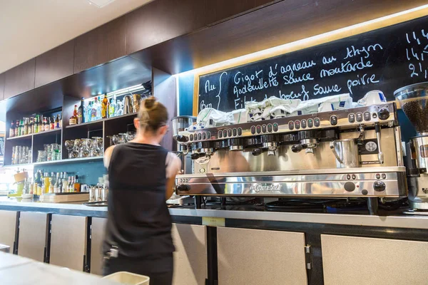 La defense, Frankrijk - 17 juli 2016: wazig barmeisje in grote traditioneel Frans restaurant in la defense stad, het grootste zakencentrum in Frankrijk in de buurt van Parijs. — Stockfoto