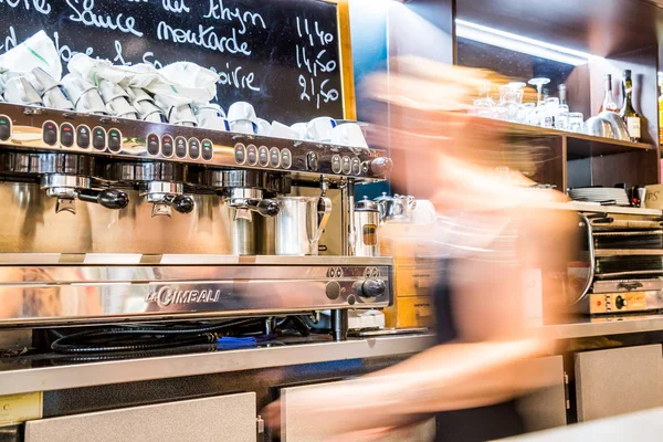 La defense, Frankrijk - 17 juli 2016: wazig barmeisje in grote traditioneel Frans restaurant in la defense stad, het grootste zakencentrum in Frankrijk in de buurt van Parijs. — Stockfoto