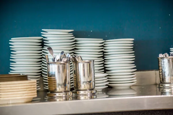 Bir restoranda yığılmış tatlı tabakları — Stok fotoğraf