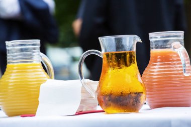 renkli sürahi sangria, elma suyu ve greyfurt suyu bir ta