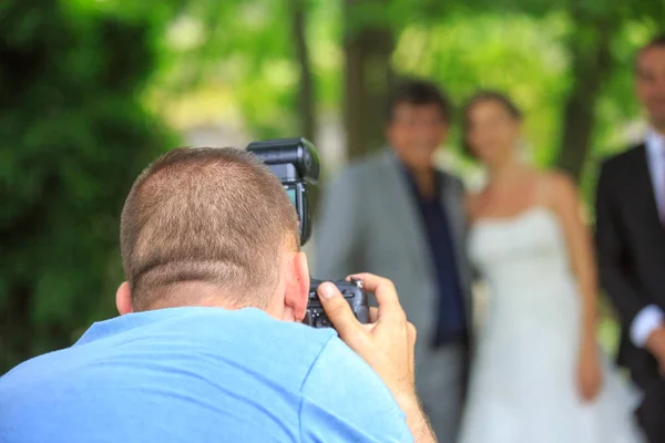 Fotografo Matrimonio Azione Scattando Una Foto Degli Sposi — Foto Stock