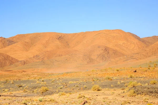 Piękny krajobraz górski Maroka na pustyni z błękitnym niebem — Zdjęcie stockowe