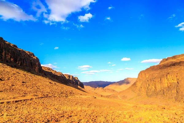 Όμορφη μαροκινό ορεινό τοπίο στην έρημο με μπλε ουρανό — Φωτογραφία Αρχείου