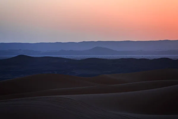 Piękny zachód słońca na wydmy pustyni Sahara, Maroko — Zdjęcie stockowe