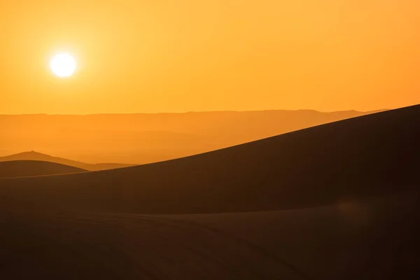 Prachtige zonsondergang over de zandduinen in de Saharawoestijn, Marokko — Stockfoto