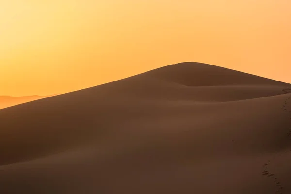 Ηλιοβασίλεμα στους αμμόλοφους στην έρημο Σαχάρα, Μαρόκο — Φωτογραφία Αρχείου