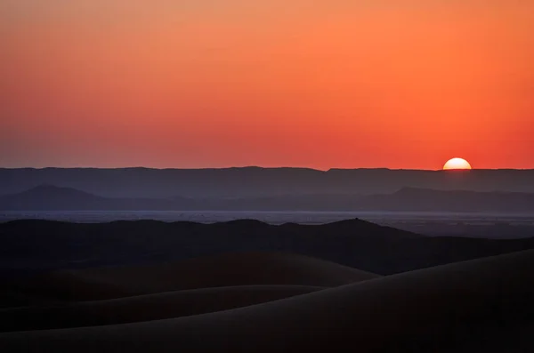 Wunderschöner Sonnenuntergang über den Sanddünen in der Sahara-Wüste, Marokko — Stockfoto