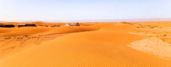 Tiendas nómadas en el Sahara con paneles solares — Foto de Stock