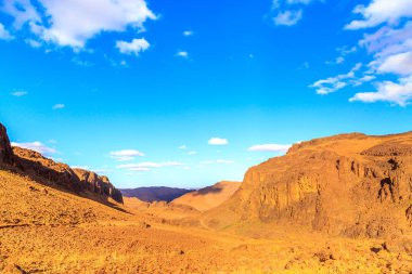 Çölde mavi gökyüzü olan güzel Fas Dağı manzarası