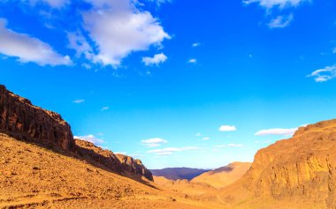 Çölde mavi gökyüzü olan güzel Fas Dağı manzarası