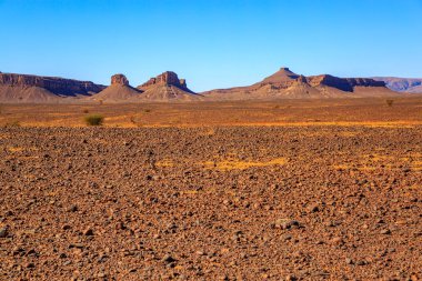 Güzel Fas manzara, Sahra Çölü, gökyüzüne karşı taş