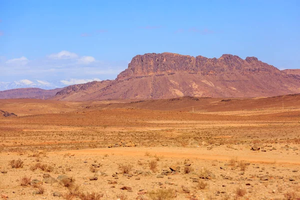 Schöne marokkanische Berglandschaft in der Wüste mit blauem Himmel — Stockfoto