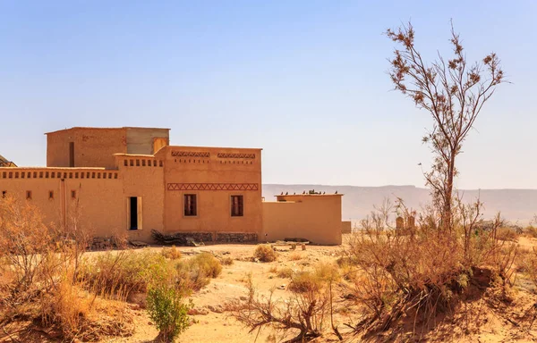 Typiska marockanska kasbah i öknen — Stockfoto