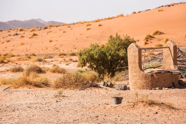 Pozo de agua en el desierto del Sahara — Foto de Stock