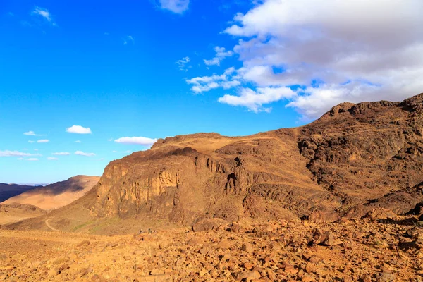 푸른 하늘을 배경으로 사막의 아름다운 모로코산 풍경 — 스톡 사진
