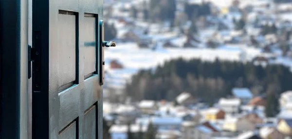 Öppnade dörren koncept till vackra och imaginära snöig byn landskap — Stockfoto