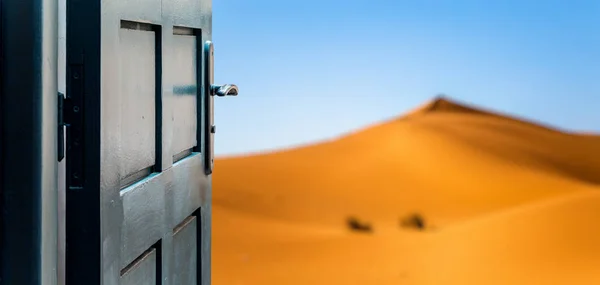 Conceito de porta aberta à bela e imaginária paisagem do deserto — Fotografia de Stock