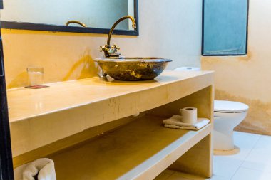 Renkli bir turuncu duvar ile oryantal banyo