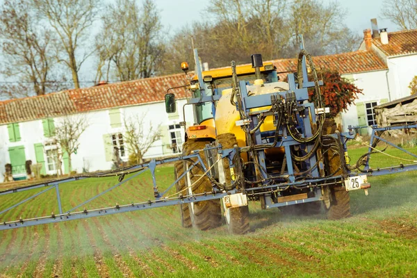 Traktor Penyemprotan Ladang Gandum Dengan Penyemprot — Stok Foto
