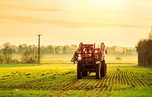 Traktor mempersiapkan untuk menyemprotkan pestisida di lapangan — Stok Foto