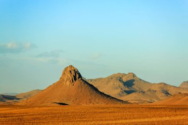 Çölde mavi gökyüzü olan güzel Fas Dağı manzarası