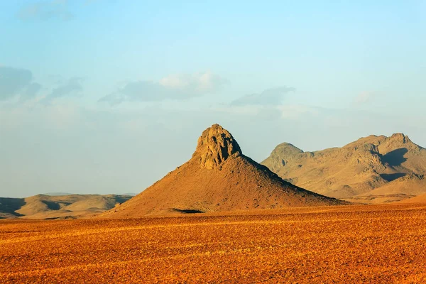 Schöne marokkanische Berglandschaft in der Wüste mit blauem Himmel — Stockfoto