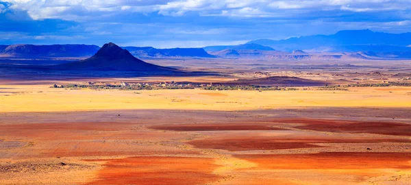 Bunte panoramische marokkanische Berglandschaft in der Wüste — Stockfoto