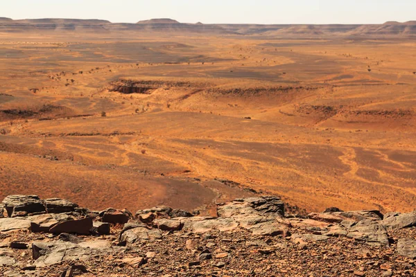 Schöne marokkanische Berglandschaft in der Wüste mit blauem Himmel — Stockfoto