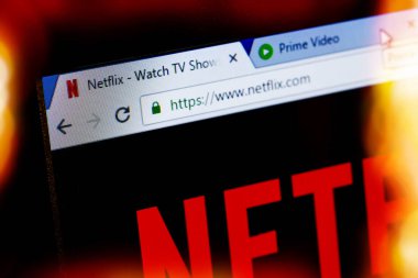 Paris, Fransa - 15 Aralık 2016: Amazon Prime Video Vs Netflix kavramı. Video-on-demand Hizmetleri rakip Netflix sunan lider firmaların giriş sayfaları gösteren Website.Two ana sayfa sekmeleri 